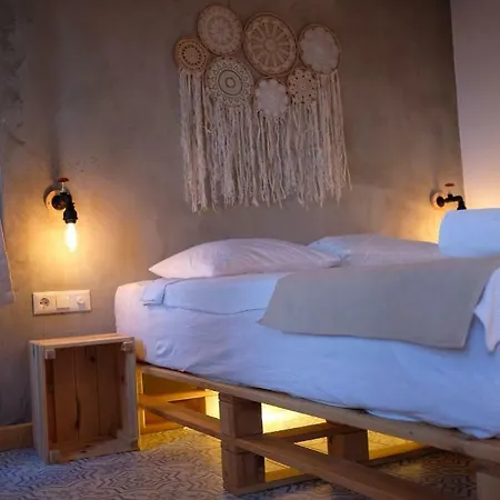 8 Hotel *